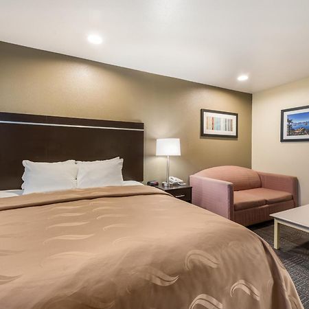 Quality Inn & Suites Near Nas Фалън Екстериор снимка